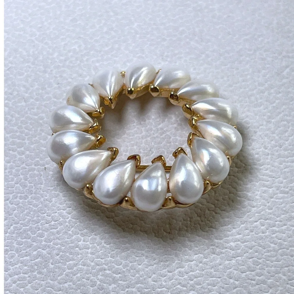 Vintage Crown Trifari Faux Pearl Teardrop Wreath Brooch Gold Tone 1.5